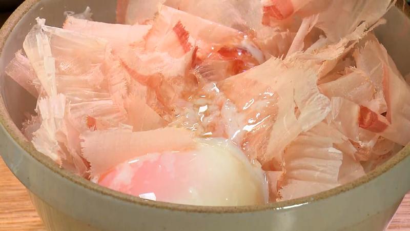 カツオ節ご飯に温泉卵を投入
