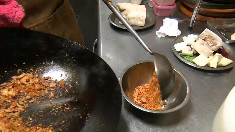 スパイスの調理の様子