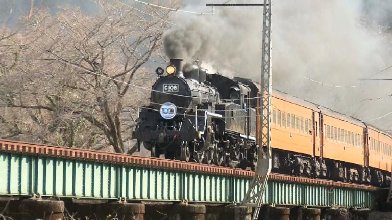 煙を上げて走るSL