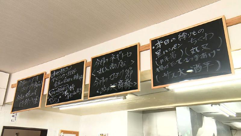 黒板に書かれたきょうのメニュー