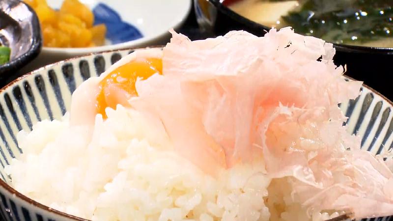生卵をカツオ節が乗った白米