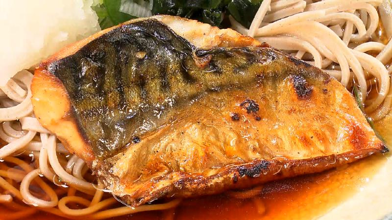 そばに乗った焼きサバ