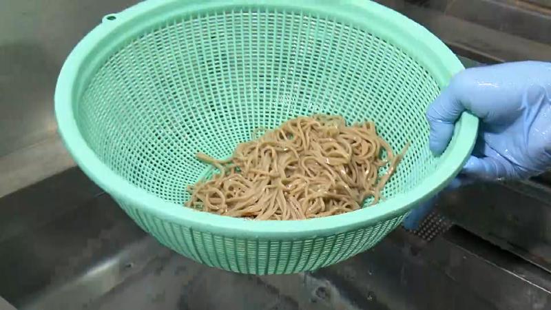 ざるにあがった製麺したてのそば