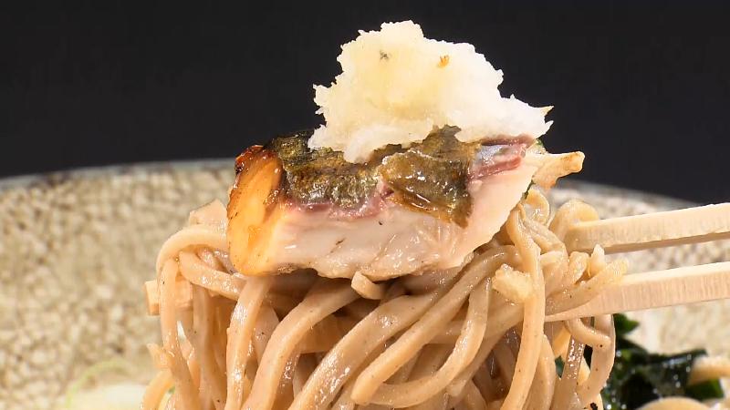 そばにダイコンおろおしと焼きサバを添えて