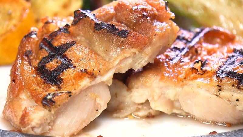 焼き目を付けたグリル鶏