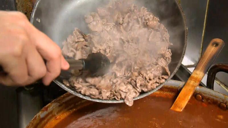 バラ肉を炒める様子