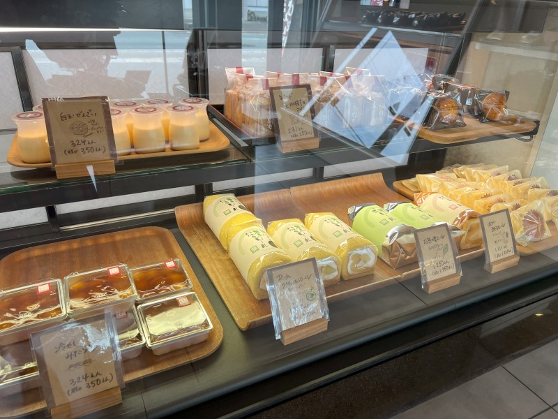 プリンやロールケーキが並ぶショーケース