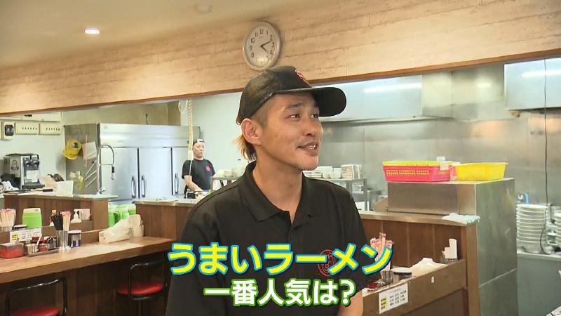 おすすめメニューを紹介する川嵜さん