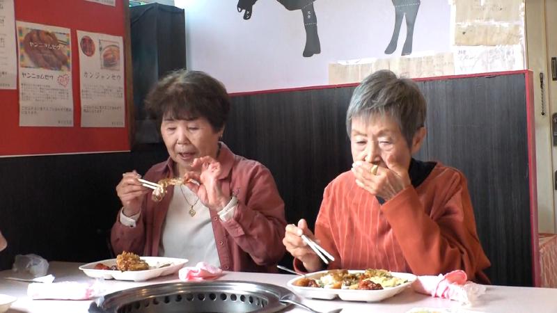 バイキングを食べる女性