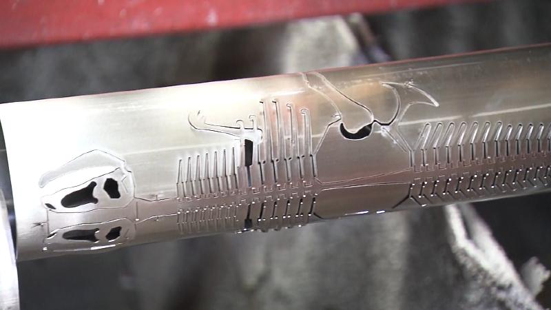 恐竜の骨格を切り抜く作業