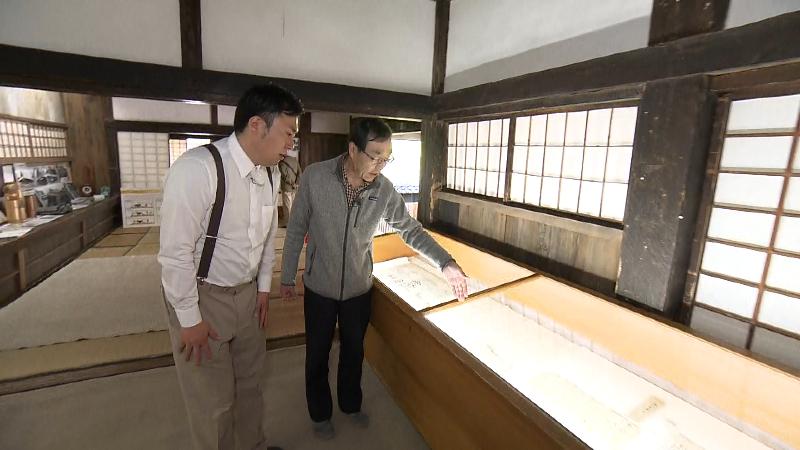 資料を見る渡辺さんとにむらリポーター