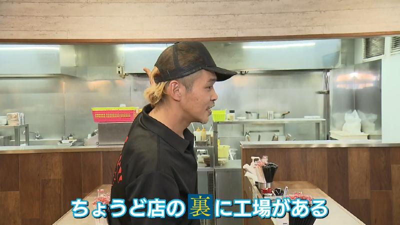 裏情報を教える川嵜さん