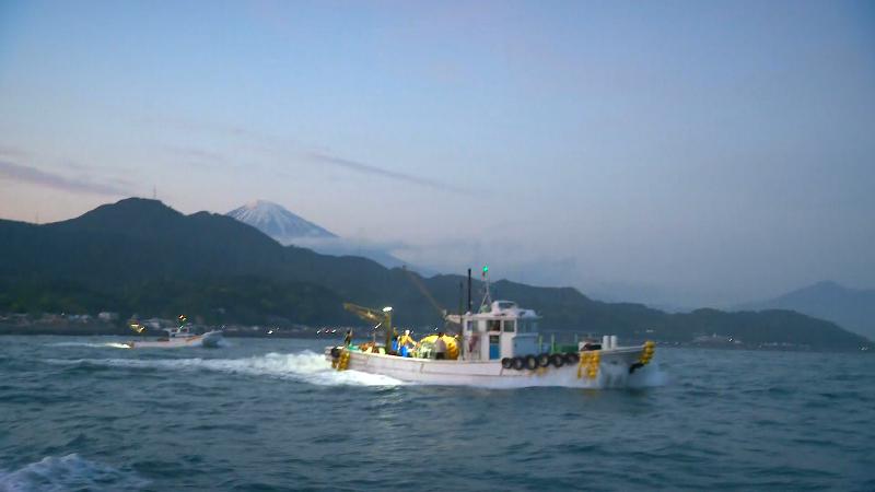 富士山と漁船