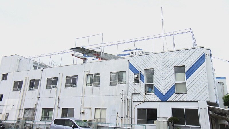 建物の上にある戦闘機