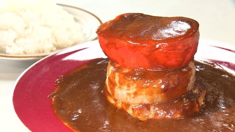 ハンバーグに縦積みされたトマトと新タマネギ