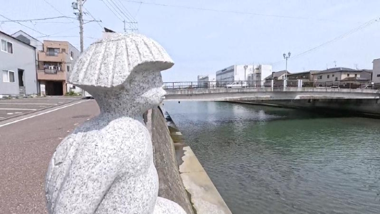 巴川を眺める河童