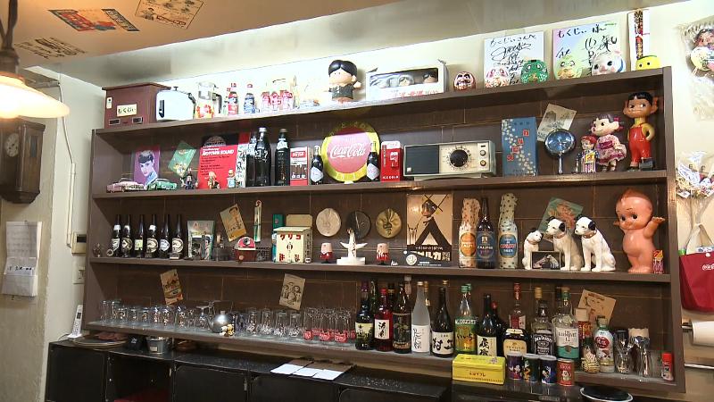 レトログッズが並ぶ棚