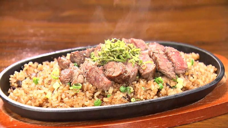 鉄板ガーリックライス&ビーフステーキ(ステーキ100g・1950円)