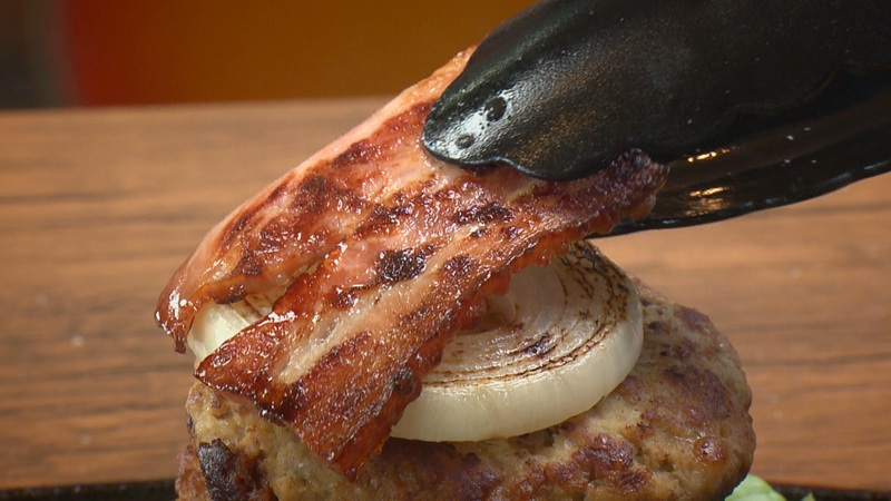 ベーコンを乗せる