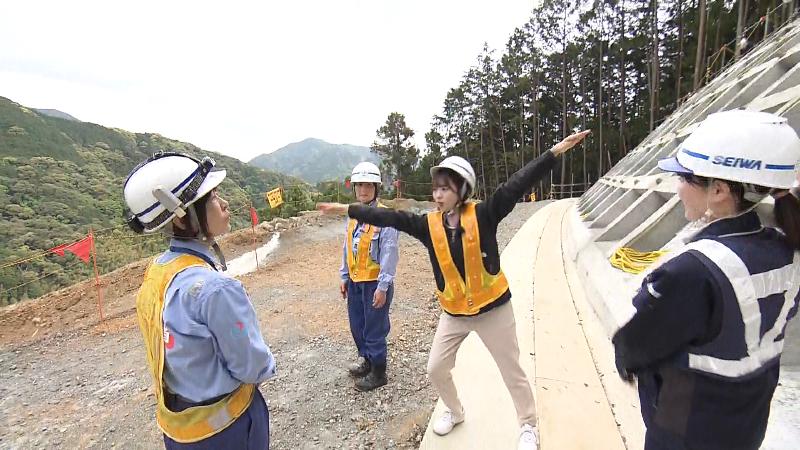 地滑り対策工事現場で話す大森アナと関係者