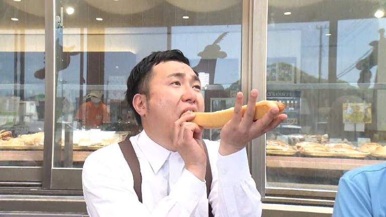 ホットドッグのっぽを食べるにむらリポーター