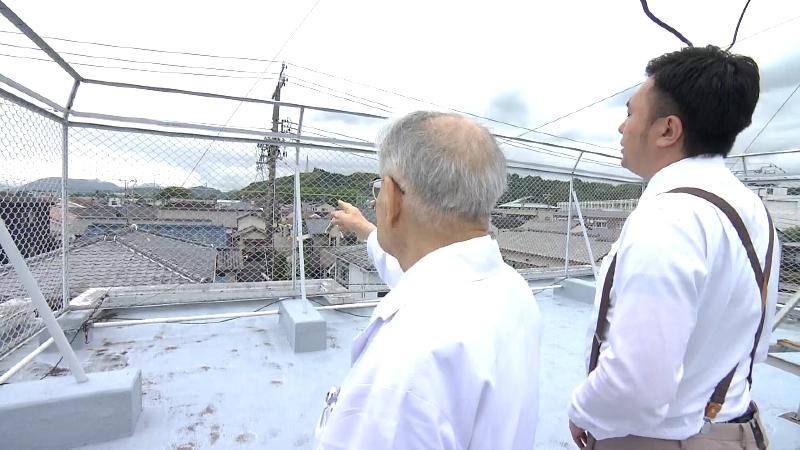 賤機山を指さす菅野さん