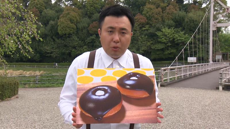 ようかんパンのフリップを持つにむらリポーター