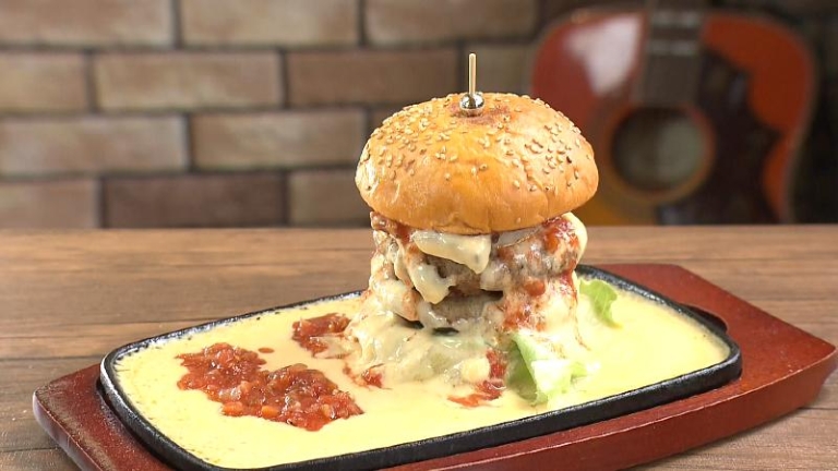 完成したとろーりチーズバーガー