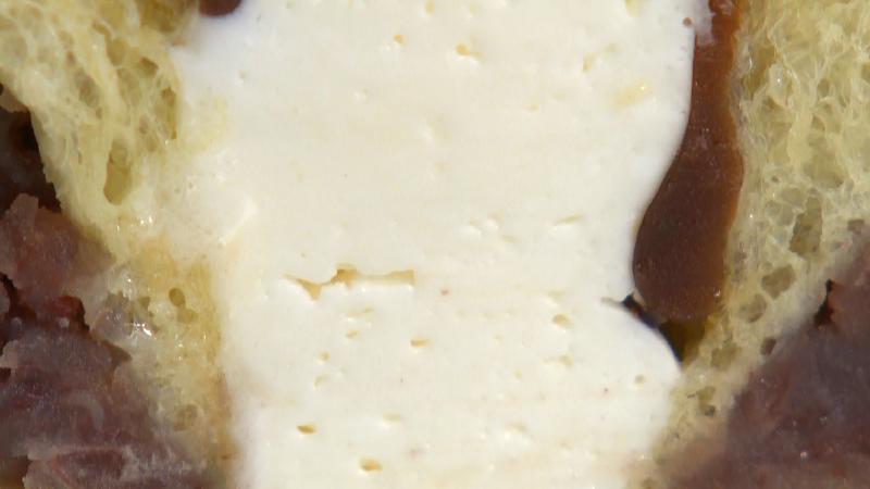 ようかんぱんの穴に詰まったバニラクリーム