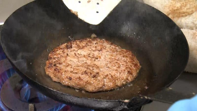 ハンバーグを焼く