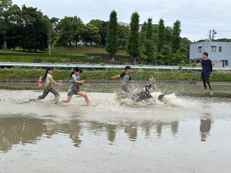 泥の中を疾走する子供たち