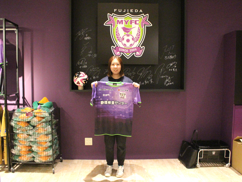 オフィシャルショップスタッフの長谷川涼さん