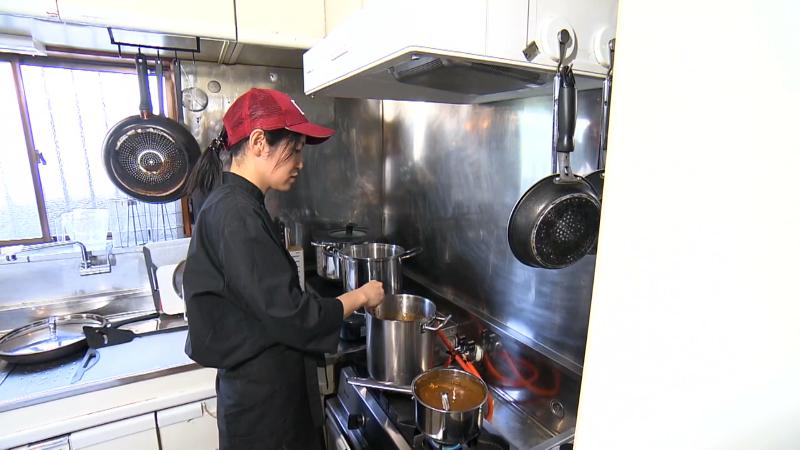 カレーの調理風景