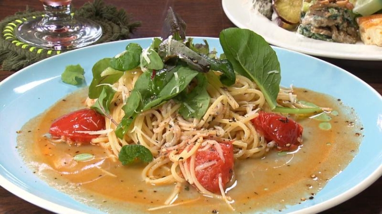 しらすと大東産桃太郎トマトのハーブパスタ