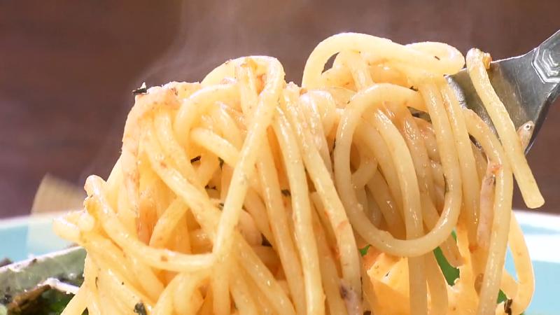 湯気が上がるパスタ