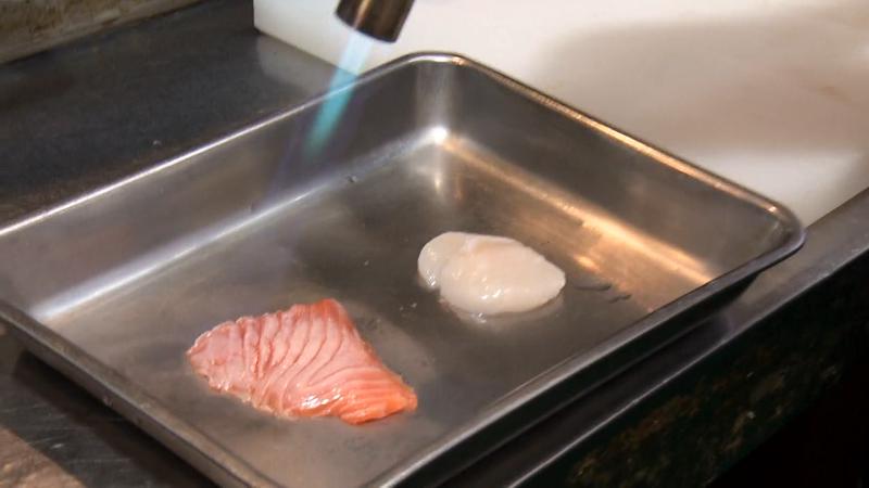 サーモンを炙る