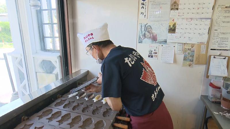 たい焼きを焼く堀内さん
