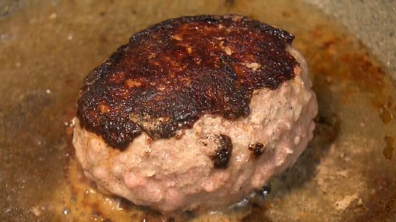 フライパンでしっかり焦げ目を付けたハンバーグ
