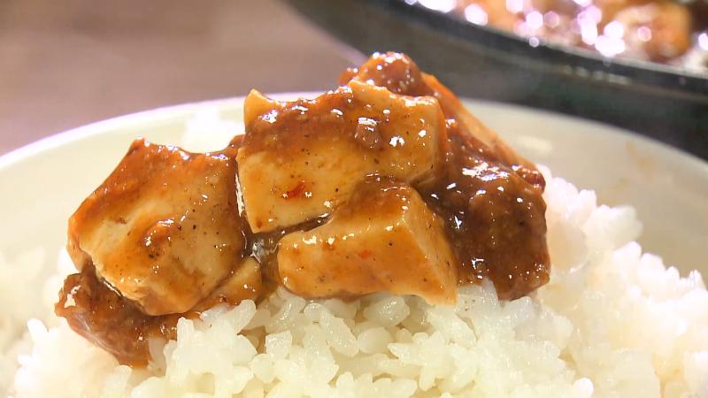 マーボー豆腐をご飯に乗せる