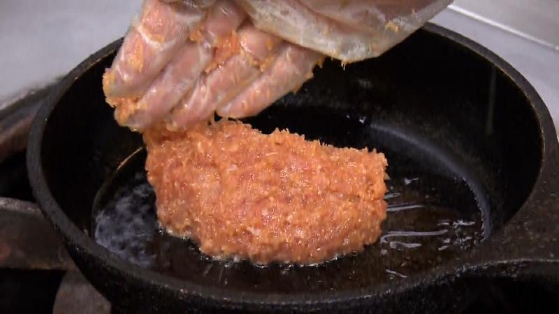 まぐろハンバーグを焼く