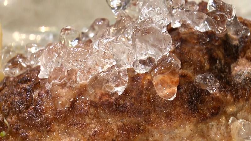 氷がかかったハンバーグ