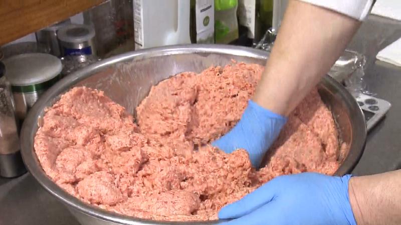 肉をよくこねることがポイント