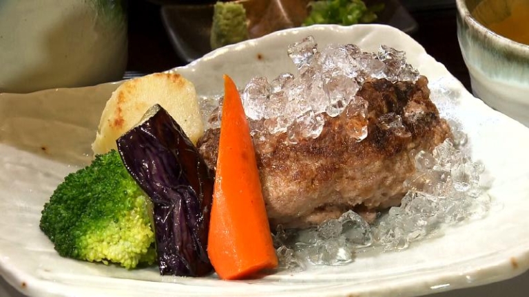 氷がかかったハンバーグ