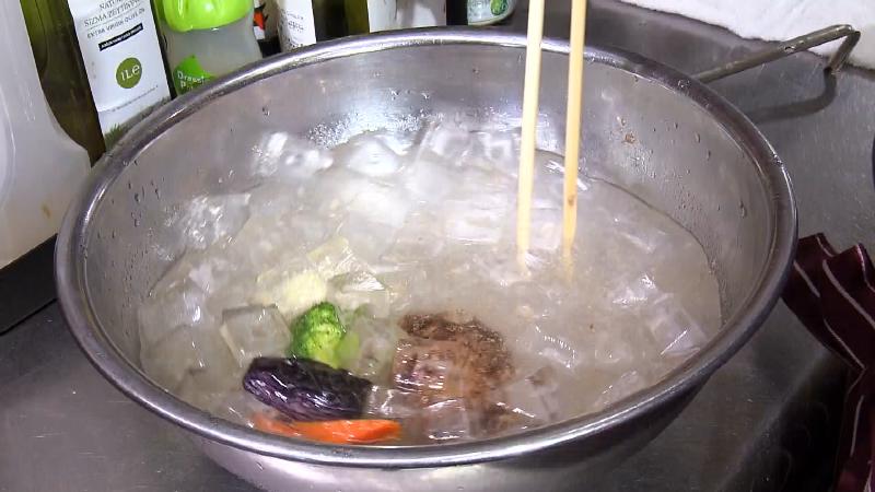 氷水でハンバーグや野菜を冷やす