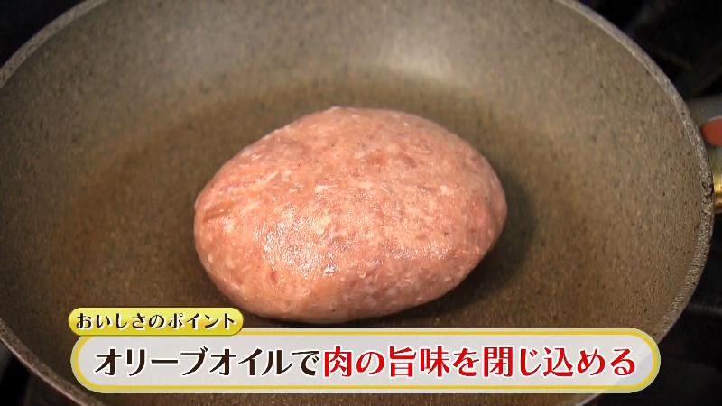 肉の調理工程「オリーブオイルで肉のうま味を閉じ込める」