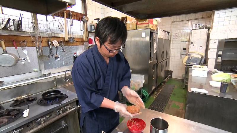 まぐろハンバーグを成形する