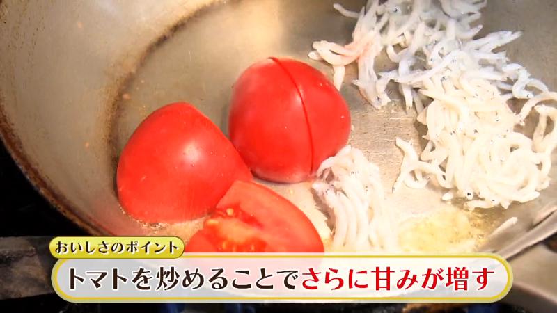 トマトを炒める