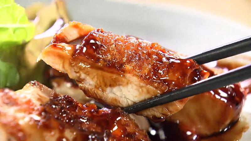 黒酢の炭火鶏(880円)