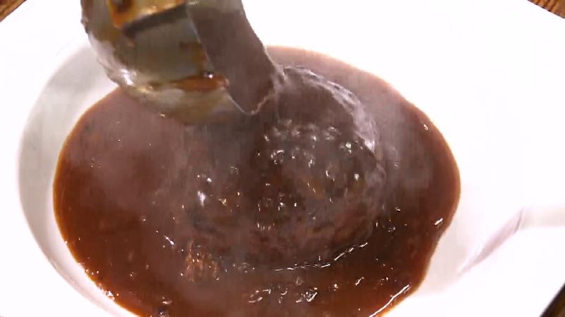 ハンバーグに牛すじソースをかける