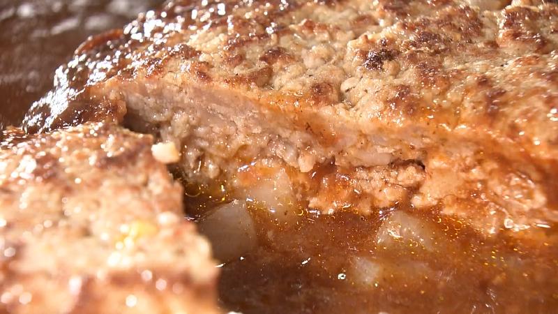 肉汁あふれるハンバーグ